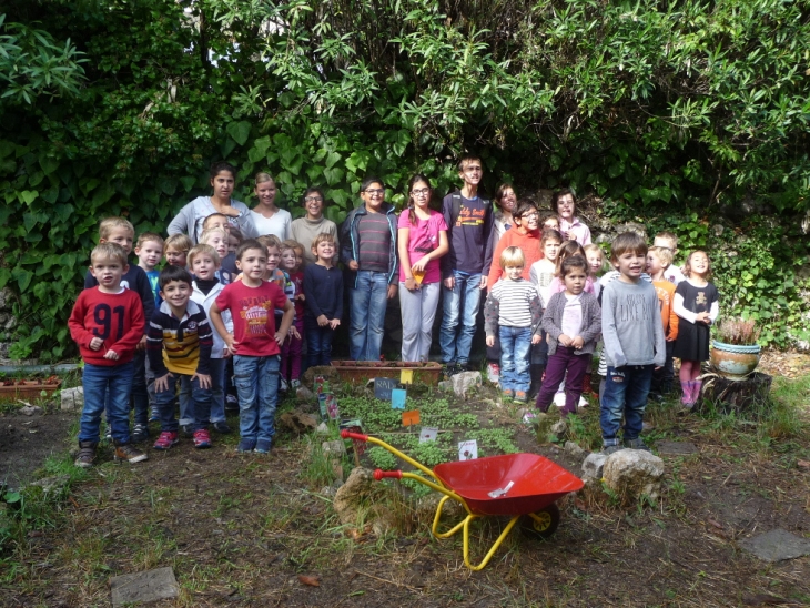 Les collégiens de l&#039;ULIS en visite aux maternelles de Sainte Marthe...