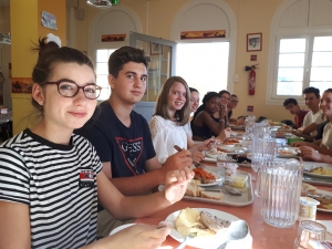 Les lyc&eacute;ens prennent le temps d'un repas partag&eacute;