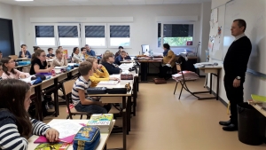 Le p&egrave;re Koch rencontre les enfants