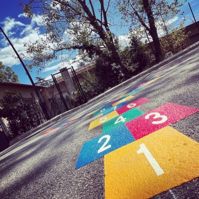 Des couleurs dans la cour de l&#039;école